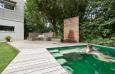 naturpool und holzdeck